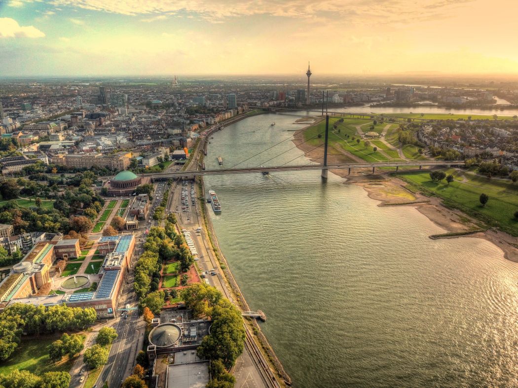 Über den Rhein und durch die Altstadt wird beim Uniper Düsseldorf Marathon gelaufen