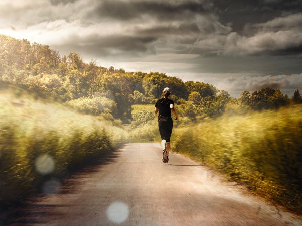 Eine Frau läuft schnell zehn Kilometer