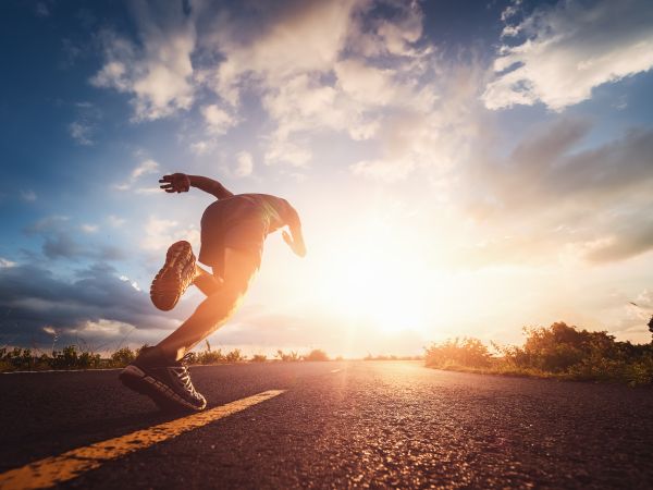 Ein Mann läuft schnell, um seinen VO2max zu verbessern
