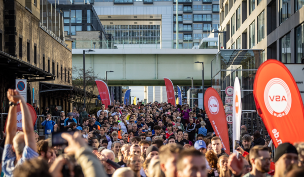 Der Halbmarathon Köln beim Brückenlauf des ASV Köln wird im Rheinauhafen gestartet