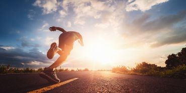 Ein Mann läuft schnell, um seinen VO2max zu verbessern