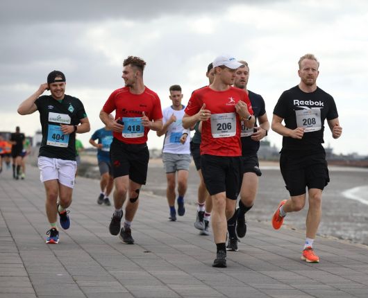 Meer erleben: Das kannst du beim AMEOS City Marathon Bremerhaven am 15. Oktober. Und hier buchst du das Rennen durch die Innenstadt und die Bremerhavener Havenwelten zum Sonderpreis!