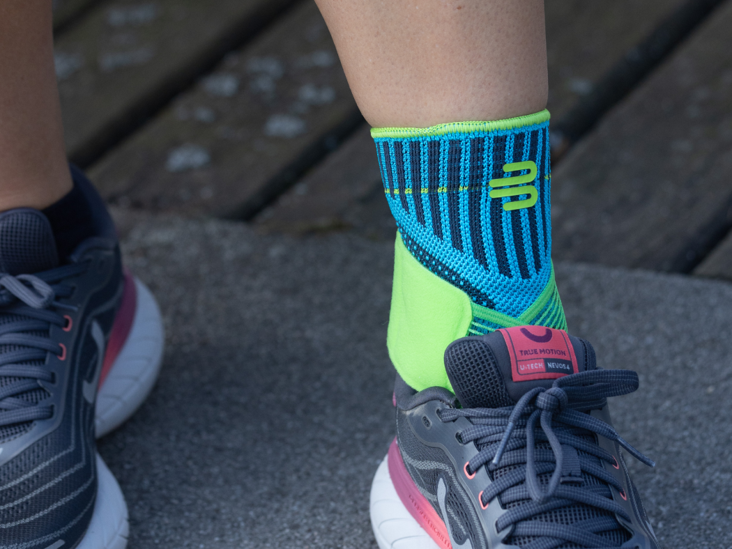Knöchelbandagen lassen sich zusätzlich zu Kniebandagen beim Joggen tragen
