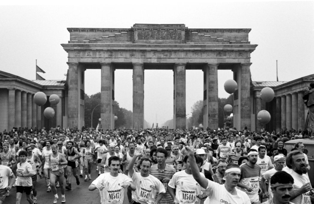 Kurz vor der Wiedervereinigung 1990 lief man beim Berlin-Marathon durchs  Brandenburger Tor